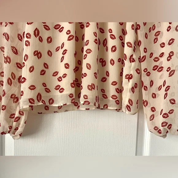 RW&CO Cowl Neck Blouse Cream Red Lips Sheer Small - Picture 4 of 13